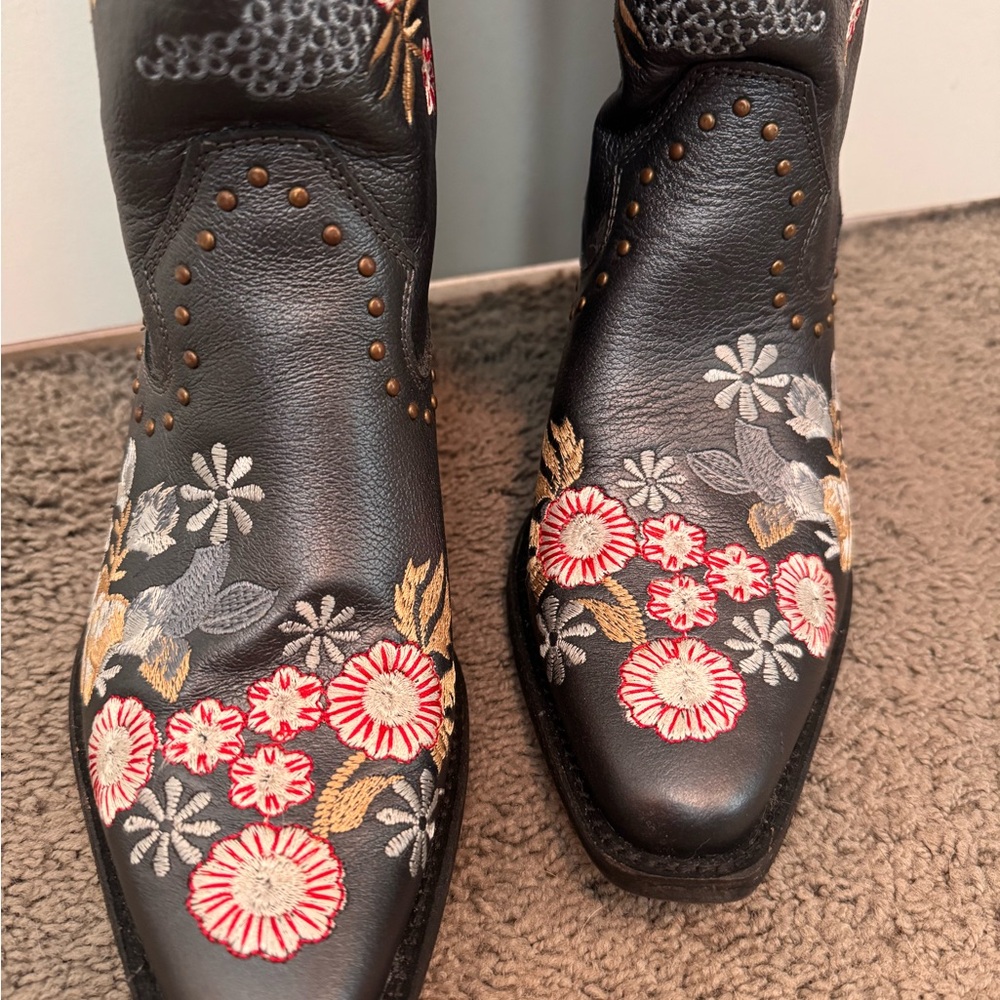 Dingo Women's Poppy Graphite Floral Embroidered Studded Snip Toe Cowboy Boots - Picture 5 of 8